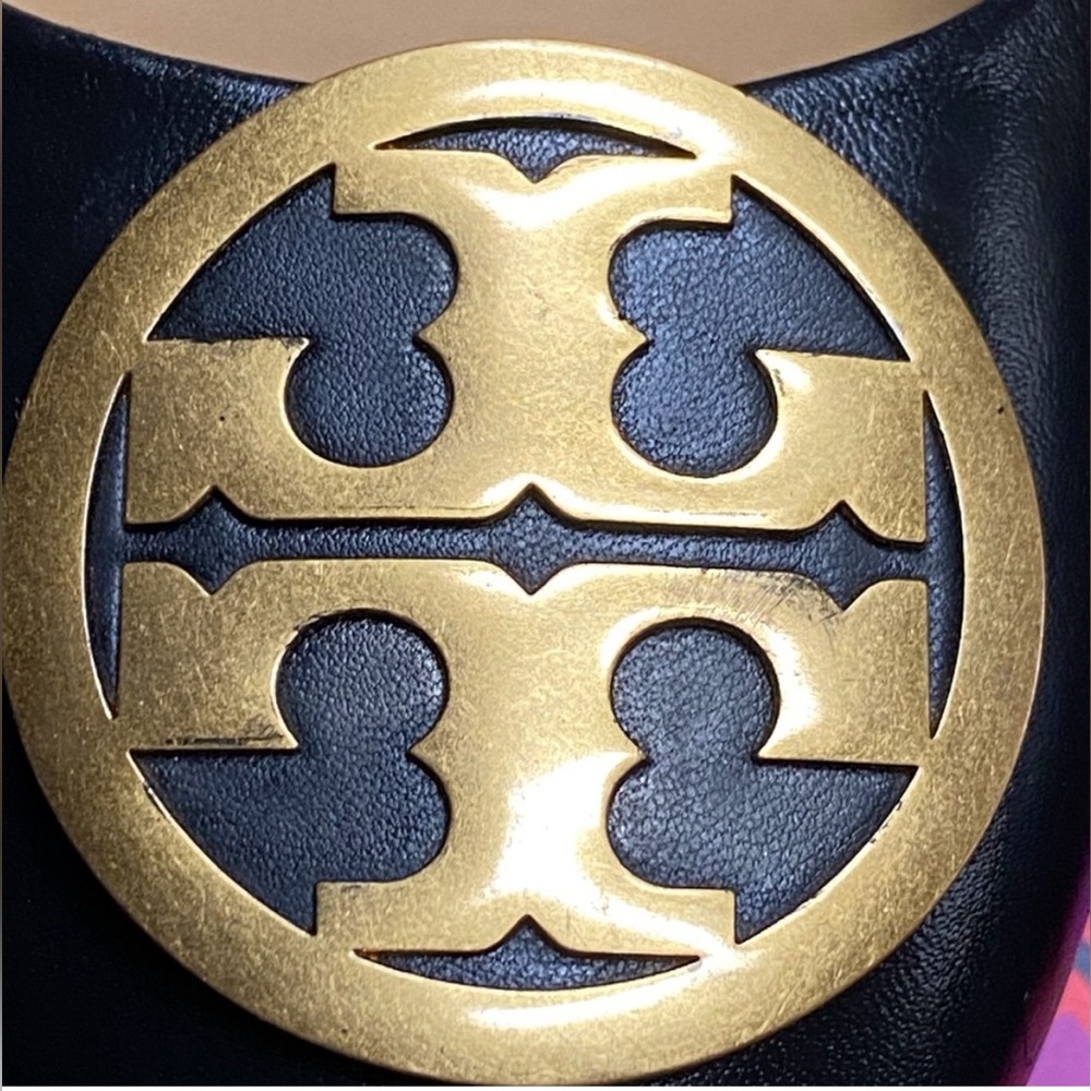 EUC Tory Burch Chelsea black leather heels with gold logo buckle, size 6 - Picture 4 of 9